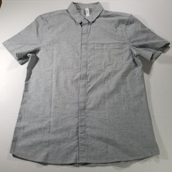 Lululemon Mens Short Sleeve Button Down Size Medium M Gray Shirt Front Pocket - Picture 2 of 7